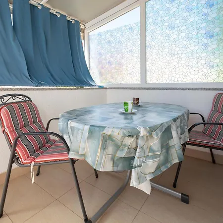 Apartman Gorgeous In With Wifi Valbandon